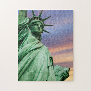 Quebra-cabeça estátua da liberdade sob o céu colorido