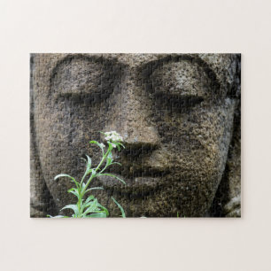 Quebra-cabeça Estátua de jardim de pedra com flor