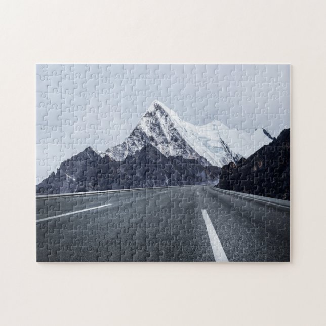 Quebra-cabeça Estrada asfaltada na frente da montanha da neve (Horizontal)
