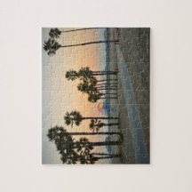 EUA, Califórnia, Papais noeis Monica Pier no pôr d