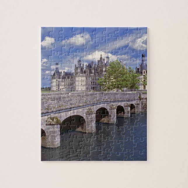 Quebra-cabeça Europa, França, Chambord. Uma ponte de pedra leva (Vertical)