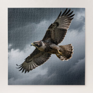 Quebra-cabeça Falcão Majestoso Voando em Nuvens de Tempestade