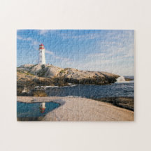 Farol em Rochas com Reflexão Oceânica