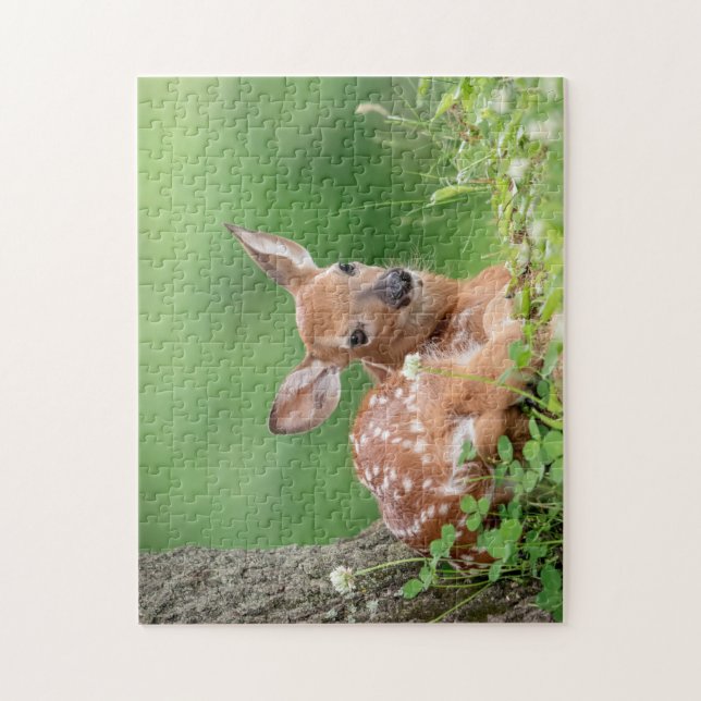 Quebra-cabeça Fawn Adorável deitada debaixo de uma árvore (Vertical)