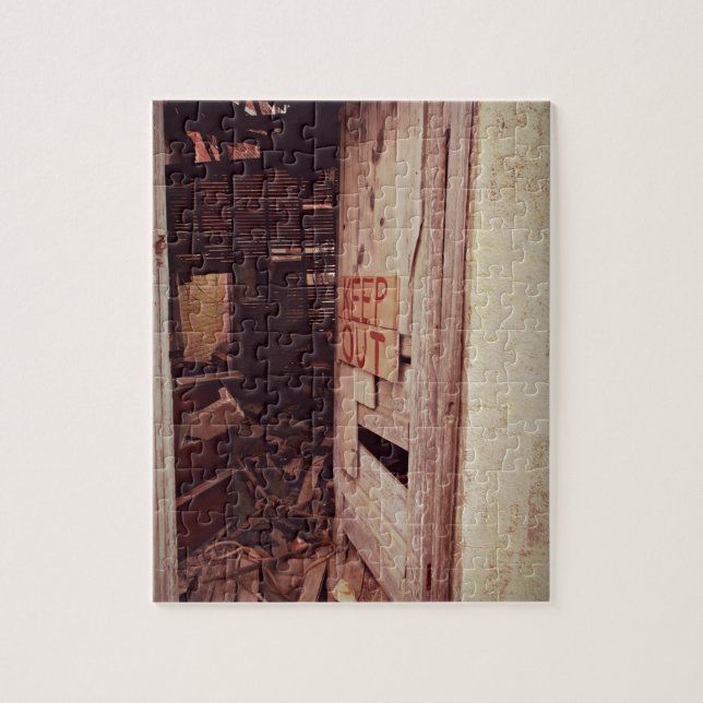 Quebra-cabeça Fique Fora, Porta De Construção Abandonada (Vertical)