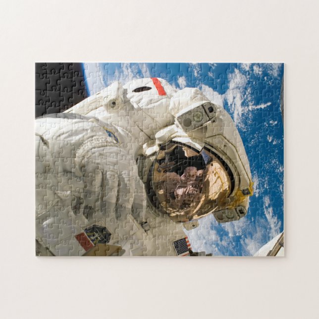 Quebra-cabeça Foto de astronauta no espaço reparando estação esp (Horizontal)