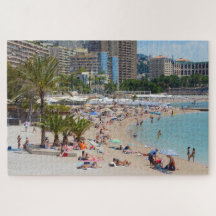 Fotografia de pessoas na praia de Monte Carlo