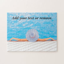 Fotografia de uma mulher relaxando numa piscina de