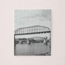 Fotografia preto e branco da ponte dobro