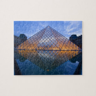 Quebra-cabeça França, Paris. O Louvre ao crepúsculo. Crédito