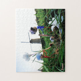 Quebra-cabeça Fubby's bij een molen planten een krokus bol.