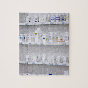 Quebra-cabeça garrafas nas prateleiras de uma farmácia