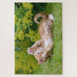 Quebra-cabeça Gato bonito brincando num jardim florido _