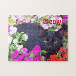 Quebra-cabeça Gato preto bonito com os olhos verdes nas flores