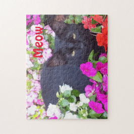 Quebra-cabeça Gato preto bonito com os olhos verdes nas flores