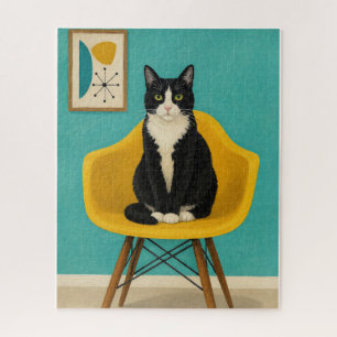 Quebra-cabeça Gato Tuxedo em Cadeira Amarela de Meados do Século