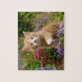 Quebra-cabeça Ginger kitten em um jardim