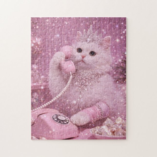 Quebra-cabeça Glamorous Princess Cat Using Pink Telephone        (Vertical)