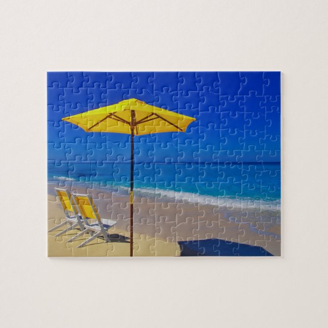 Quebra-cabeça Guarda-chuva de praia amarelo e cadeiras em praia  (Horizontal)