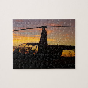 Quebra-cabeça helicóptero Robinson R44 ao pôr do sol