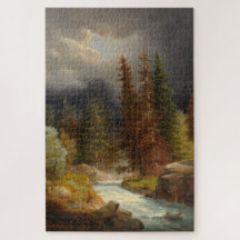 Hiker Beside em um rio torrencial em uma floresta 