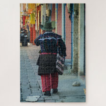 Homem Tradicional Caminhando na Rua de Paralelepíp