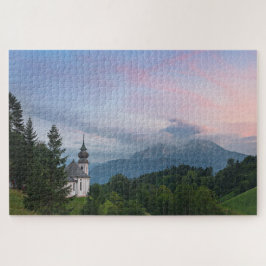 Quebra-cabeça Igreja com montanhas alpinas no pôr do sol