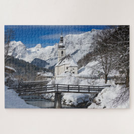 Quebra-cabeça Igreja na neve com montanhas alpes