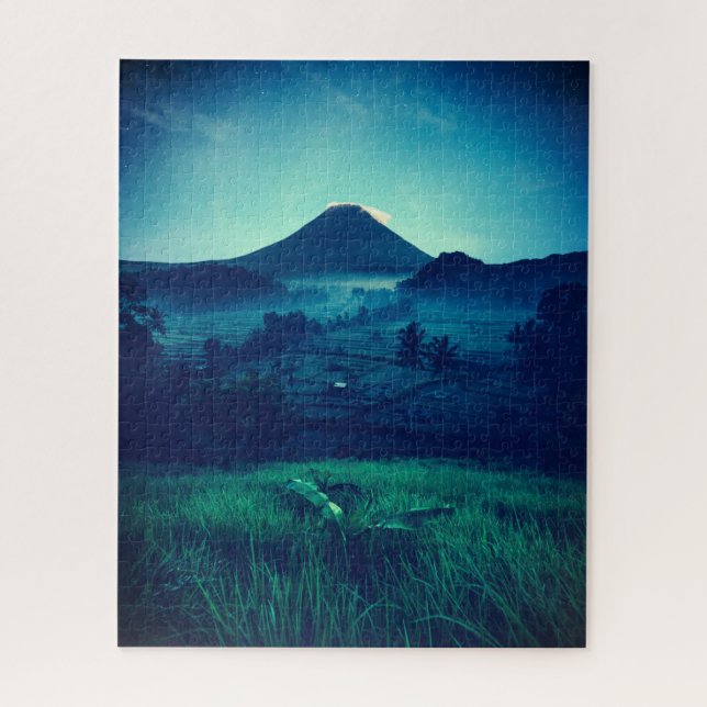 Quebra-cabeça impossível - vulcão noturno (Vertical)