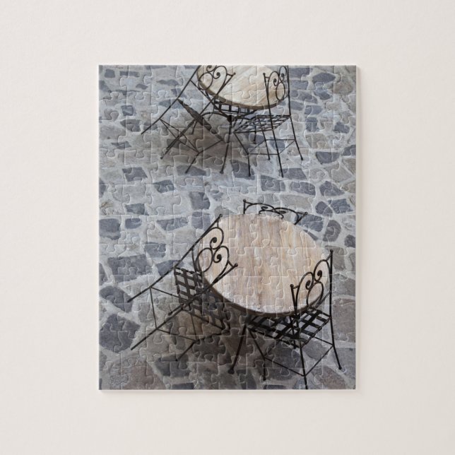 Quebra-cabeça Itália, Sardenha, Castelsardo. Mesas de café. (Vertical)