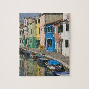 Quebra-cabeça Itália, Veneza, Burano. Casas multicoloridas ao lo