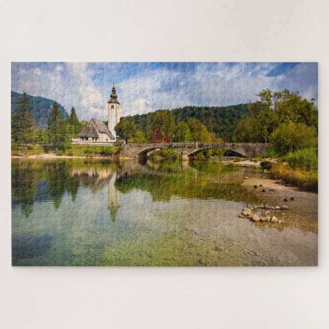 Quebra-cabeça Lago Bohinj com reflexo de igreja na Eslovênia (Horizontal)