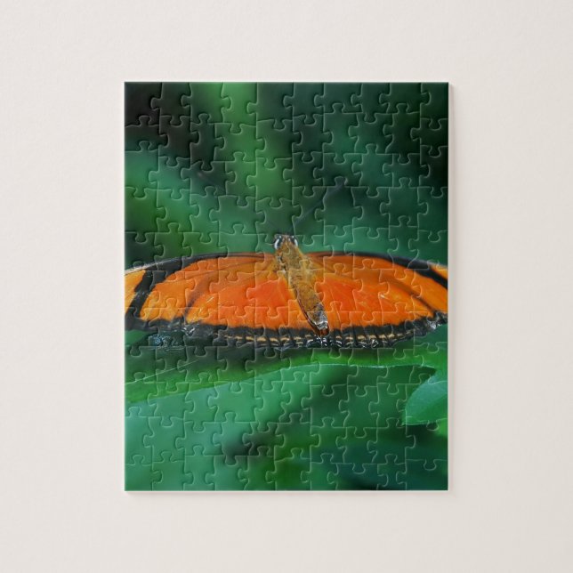 Quebra-cabeça Laranja Brilhante e Borboleta Negra em Folha (Vertical)