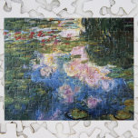 Quebra-cabeça Lírios de Claude Monet, Vintage Fine Art<br><div class="desc">Lírios de Claude Monet é uma pintura típica de arte do impressionismo vintage que apresenta lírios em um lago no jardim de Monet em sua casa em Giverny, França. O verde profundo dos salgueiros chorões está lançando um reflexo no lago. Claude Monet gostava de pintar "en plein air" ou "ao...</div>