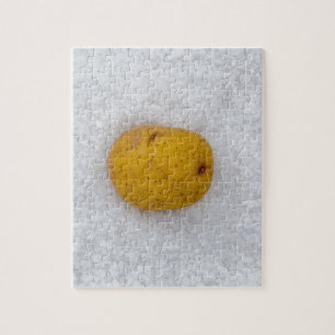 Quebra-cabeça Macro de batata como fundo com sal