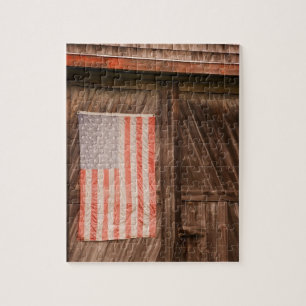 Quebra-cabeça Maine, Bandeira americana desbotada na porta de um