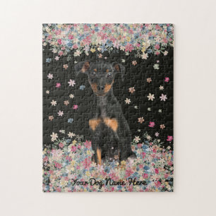 Quebra-cabeça Miniatura Pinscher sentada em terra de flores