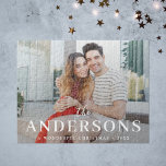 Quebra-cabeça Mínimo Moderno Elegante | Foto do Casal de Natal<br><div class="desc">Um na moda moderno quebra-cabeça de fotografia jigswa com seu sobrenome em tipografia clássica, emparelhada com roteiro manuscrito em branco sobre sua fotografia do tamanho do cheio. Sua foto especial ficará linda nessa design única, moderna e mínima. Uma design elegante e mínima para se destacar da multidão nesta época de...</div>