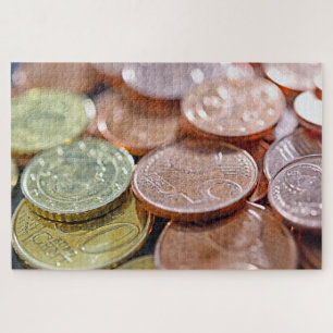 Quebra-cabeça moedas de euro sob raios de sol