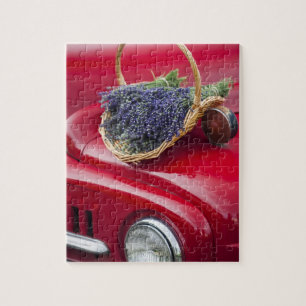 Quebra-cabeça Molhos de lavanda descansam em velho caminhão de f