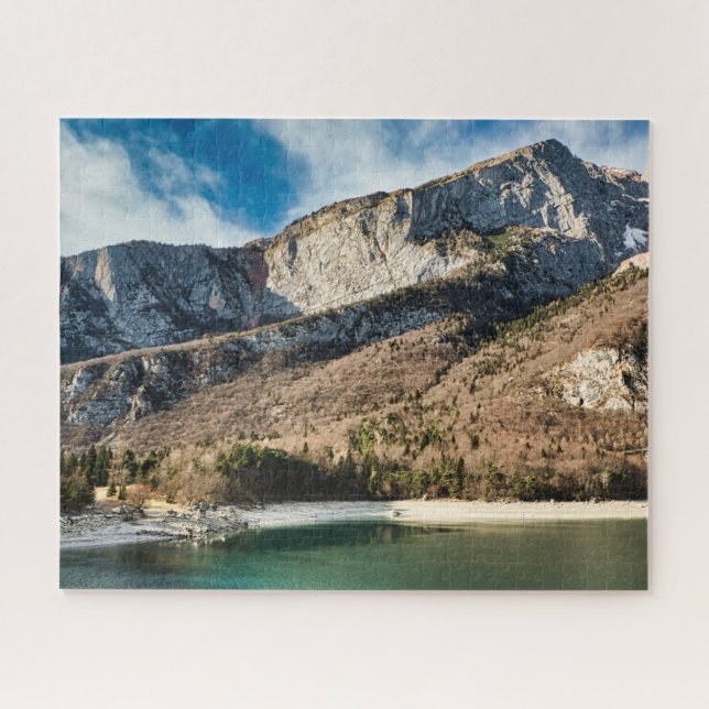 Quebra-cabeça Montanhas Dolomitas e o lago Molveno com céu azul (Horizontal)