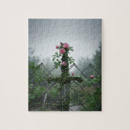 Quebra-cabeça Moody Pink Rose em Chain Link Fence Photo