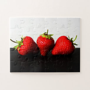 Quebra-cabeça Morangos Em Branco Sobre Preto 11x14 30pc jpcn