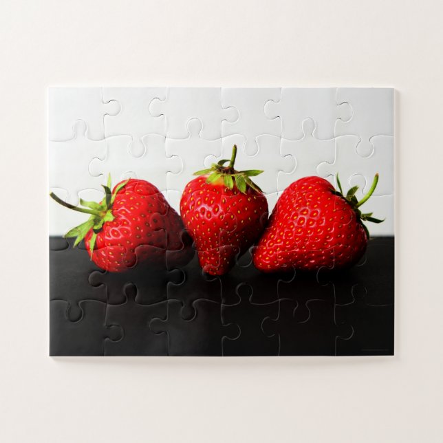 Quebra-cabeça Morangos Em Branco Sobre Preto 11x14 jpcnm 30pc (Horizontal)