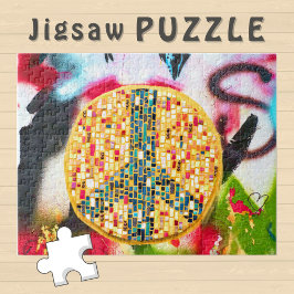 Quebra-cabeça Mosaico Amarelo da Paz no Muro de Grafite -