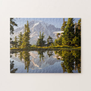 Quebra-cabeça Mt. Rainier refletido em um tarn perto de Plummer