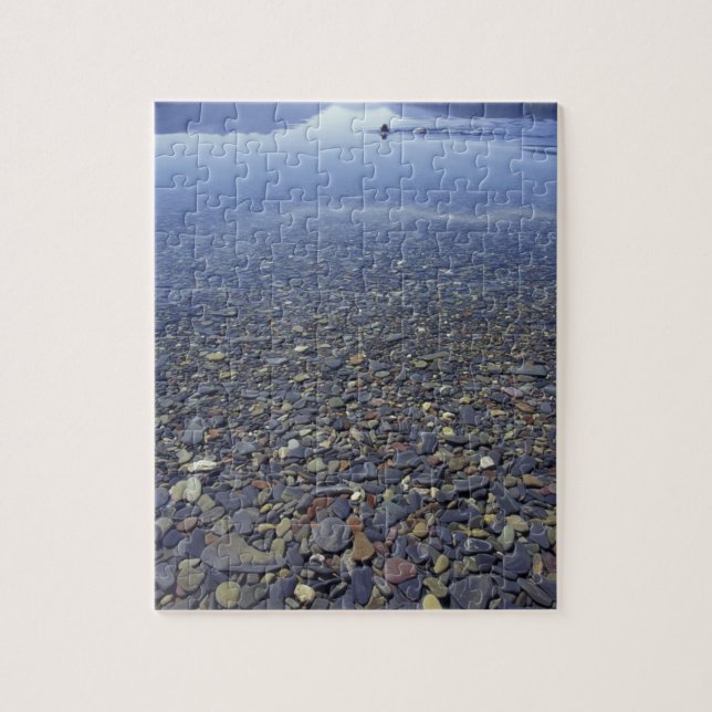 Quebra-cabeça NA, EUA, Montana, Glacier NP Rocks em Lake (Vertical)