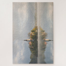 Quebra-cabeça Nascer do sol sangrado nevoento do lago com ilha