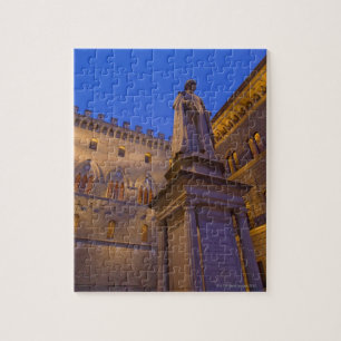 Quebra-cabeça Nighttime na praça Salimbeni, Siena, Italia. 2