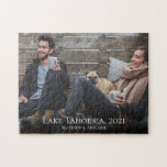 Quebra-cabeça Nome Personalizado de Fotografia de Casais Russos<br><div class="desc">Mostre sua memória fotográfica favorita com esta camada preta rústica e o texto branco clássico. Personalize com sua própria foto,  texto,  nome e data.</div>